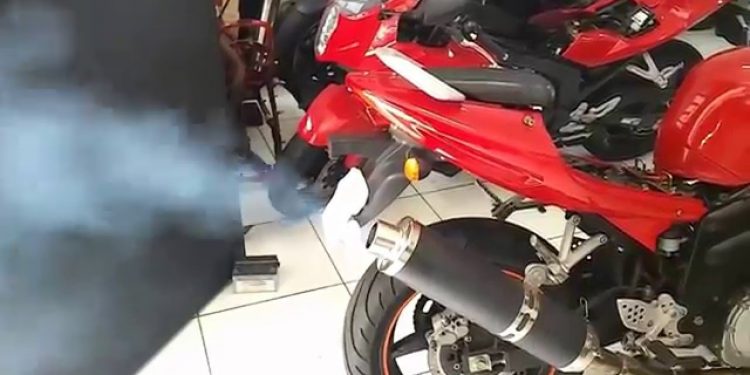 Motor da moto fumando: o que pode ser? - Vedamotors