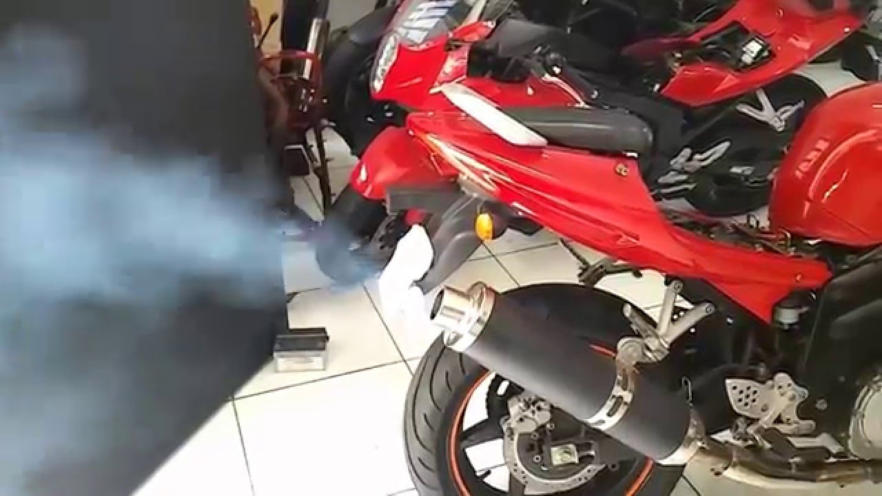 Fumaça branca no escapamento da motocicleta