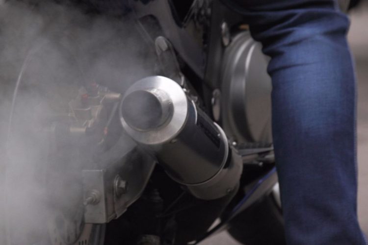O que fazer fumaça preta na moto