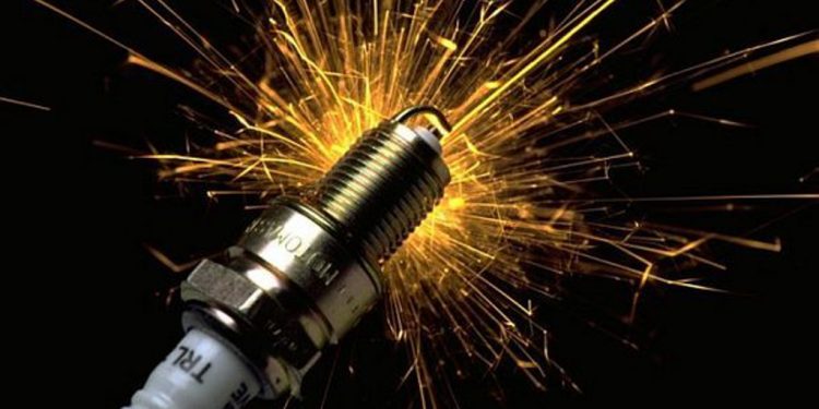 Por que a vela de ignição não está produzindo faísca?