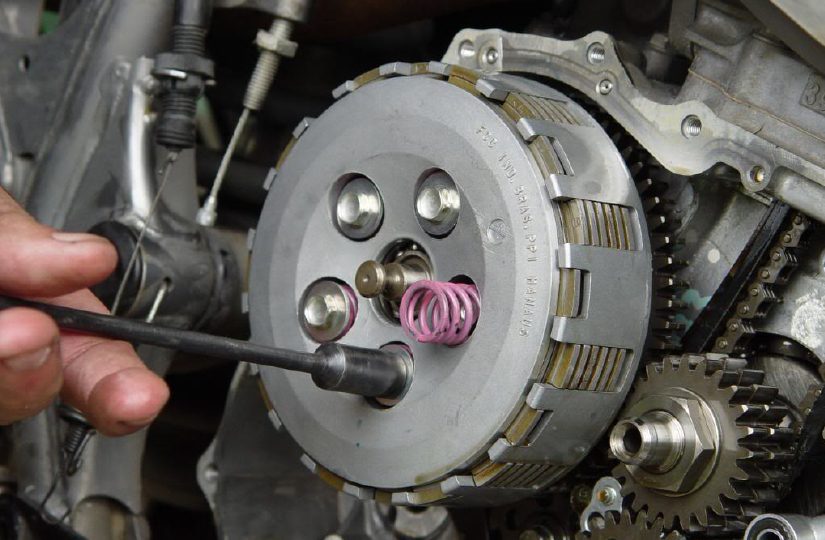 Como funciona o motor de uma moto?
