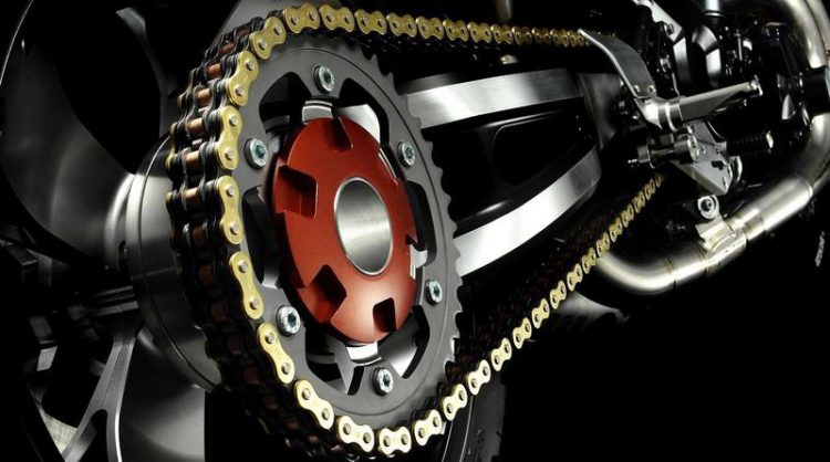 Saiba da importância de lubrificar e limpara a corrente da moto.