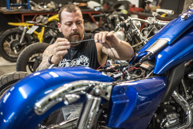 Equipamentos analógicos e digitais na oficina de motos