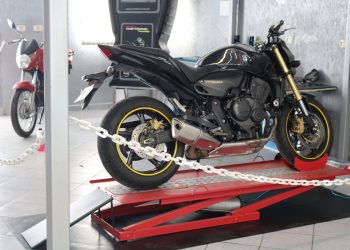 Como escolher um elevador de moto ideal para minha oficina?