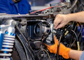 Mecânico consertando defeitos de motos