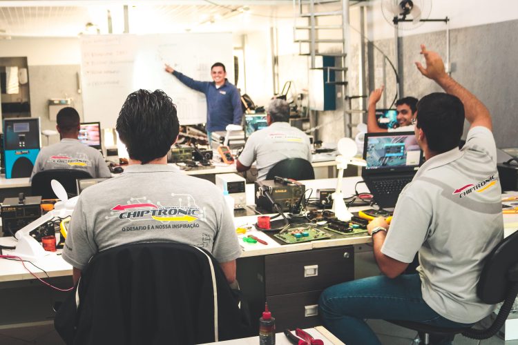 Conheça nossos cursos de reparos de módulos e saiba por que fazer