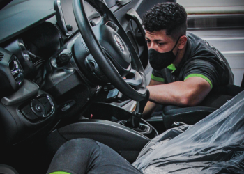 Mecânico fazendo manutenção em um veículo, evitando erros na oficina